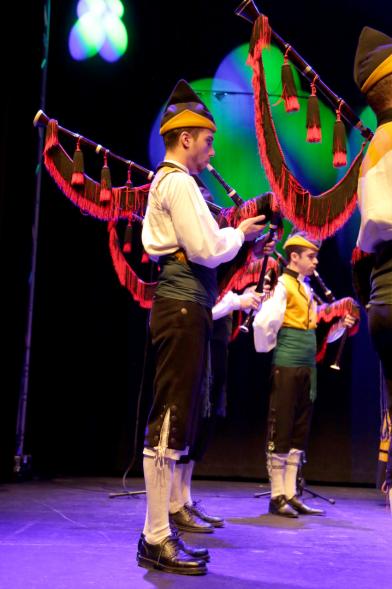 Encuentru de Gaites Asturianes en La Esfera - Grupo de gaiteros en el escenario.