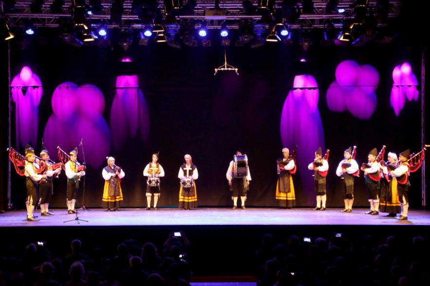 Encuentru de Gaites Asturianes en La Esfera -El esceanrio con la banda de gaiteros.