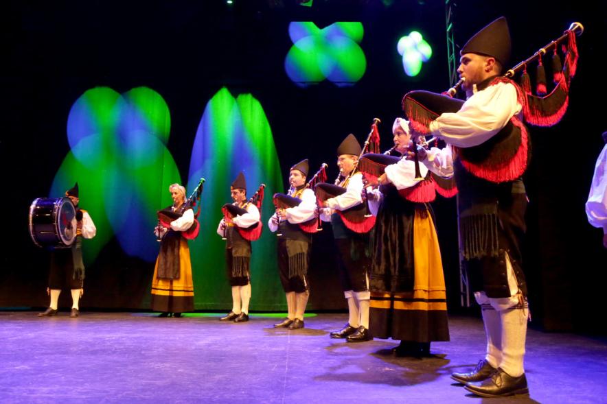 Encuentru de Gaites Asturianes en La Esfera - El grupo de gaitas.