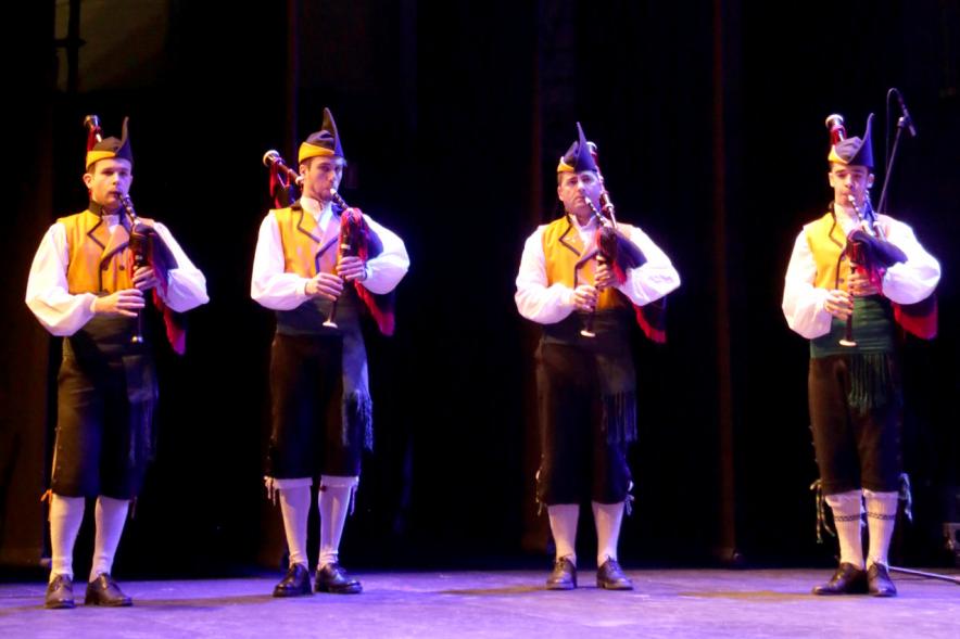 Encuentru de Gaites Asturianes en La Esfera - Grupo de gaitas.