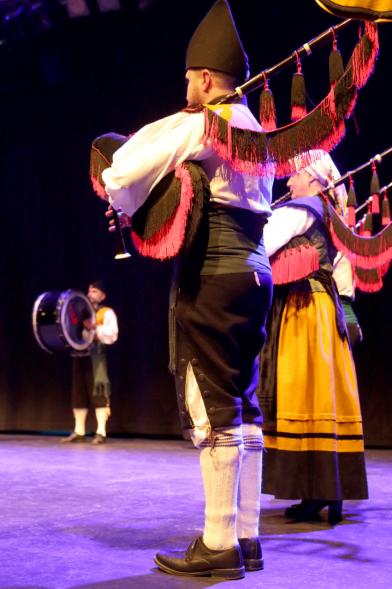 Encuentru de Gaites Asturianes en La Esfera - Grupo musical tradicional en el escenario.