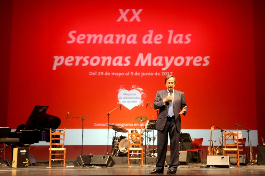 Semana del Mayor 2017 - Gala Homenaje a Nuestros Mayores - Imagen del alcalde García de Vinuesa dirigiéndose al público asistente desde el escenario.