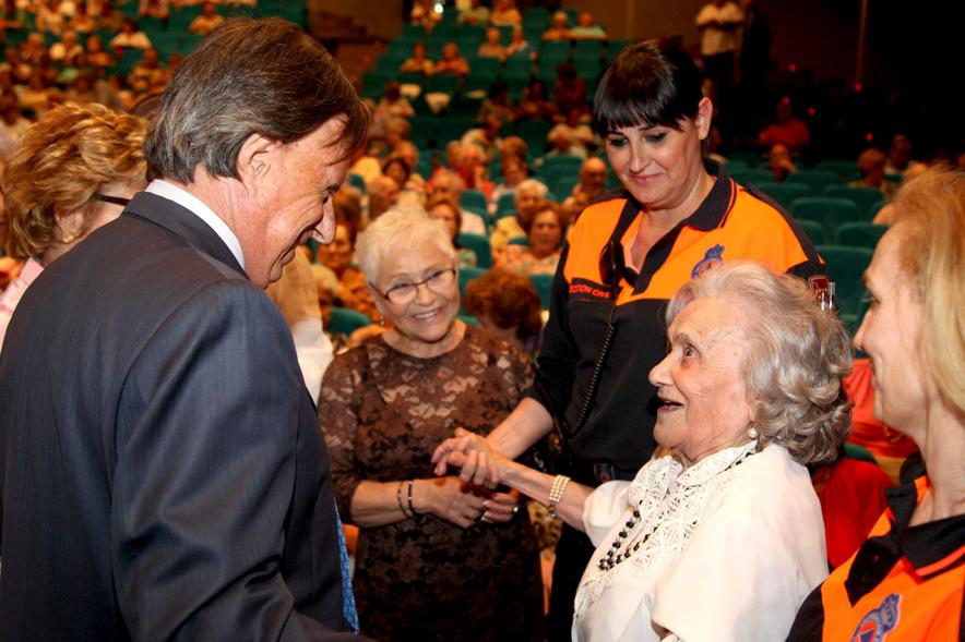 Semana del Mayor 2017 - Gala Homenaje a Nuestros Mayores - Imagen del alcalde García de Vinuesa saludando a una de las personas homenajeadas.