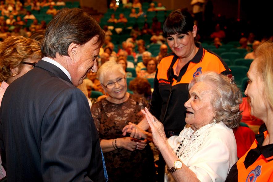 Semana del Mayor 2017 - Gala Homenaje a Nuestros Mayores - Imagen del alcalde García de Vinuesa saludando a una de las personas homenajeadas.