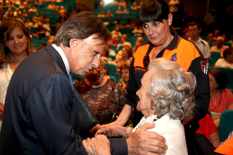 Semana del Mayor 2017 - Gala Homenaje a Nuestros Mayores - Imagen del alcalde García de Vinuesa saludando a una de las personas homenajeadas.