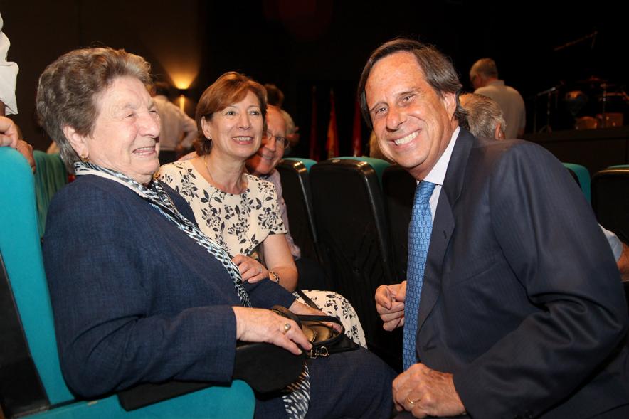 Semana del Mayor 2017 - Gala Homenaje a Nuestros Mayores - Imagen del alcalde García de Vinuesa saludando a una de las personas homenajeadas.