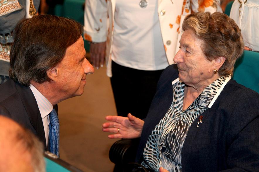 Semana del Mayor 2017 - Gala Homenaje a Nuestros Mayores - Imagen del alcalde García de Vinuesa saludando a una de las personas homenajeadas.