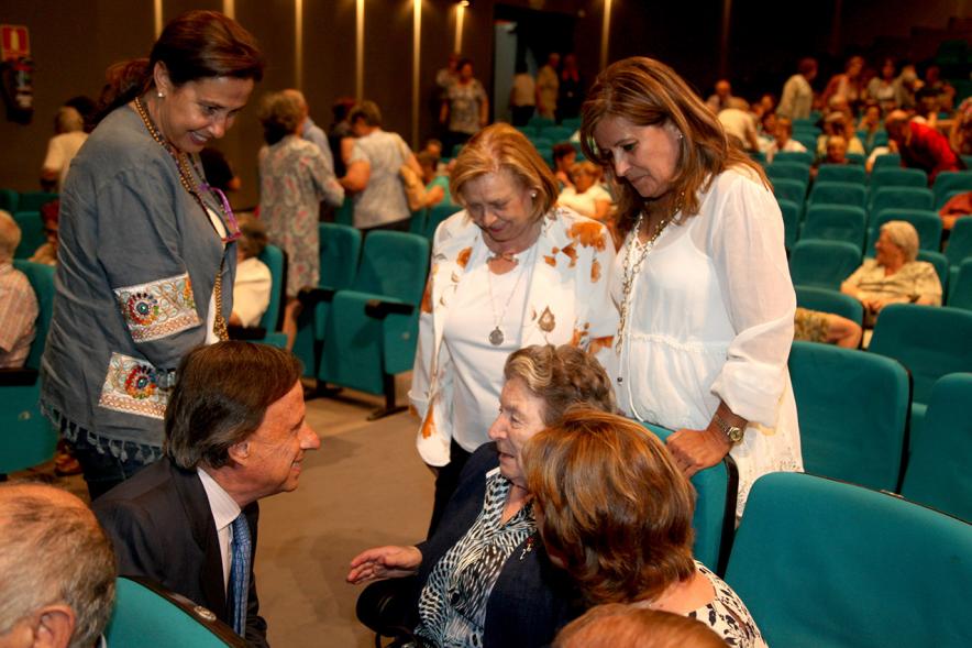 Semana del Mayor 2017 - Gala Homenaje a Nuestros Mayores - Imagen del alcalde García de Vinuesa saludando a una de las personas homenajeadas.