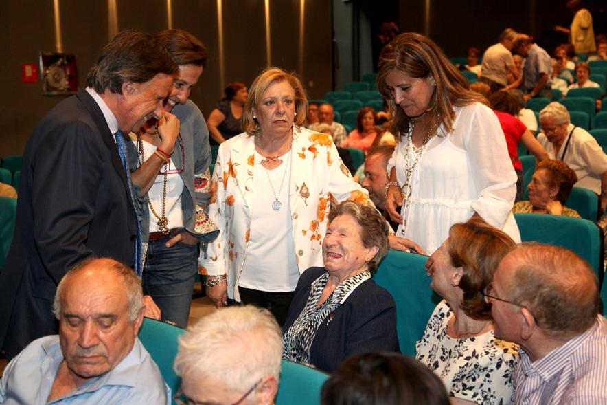 Semana del Mayor 2017 - Gala Homenaje a Nuestros Mayores - Imagen del alcalde García de Vinuesa saludando a una de las personas homenajeadas.