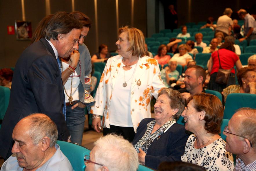 Semana del Mayor 2017 - Gala Homenaje a Nuestros Mayores - Imagen del alcalde García de Vinuesa saludando a una de las personas homenajeadas.