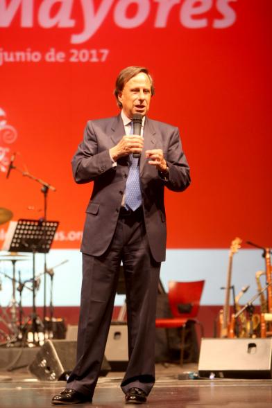 Semana del Mayor 2017 - Gala Homenaje a Nuestros Mayores - Imagen del alcalde García de Vinuesa dirigiéndose al público asistente desde el escenario.