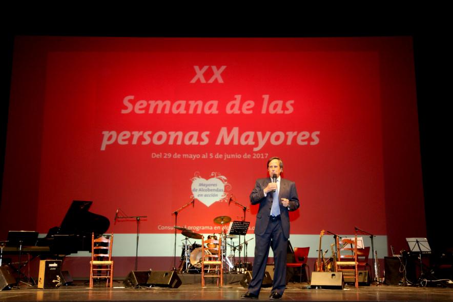 Semana del Mayor 2017 - Gala Homenaje a Nuestros Mayores - Imagen del alcalde García de Vinuesa dirigiéndose al público asistente desde el escenario.