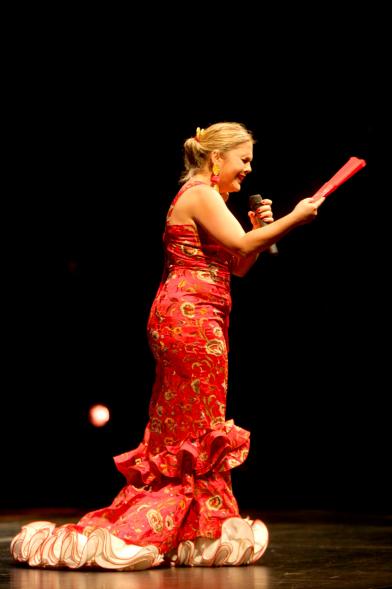 Semana del Mayor 2017 - Gala Homenaje a Nuestros Mayores - Imagen de un momento de la actuación de una cantante.