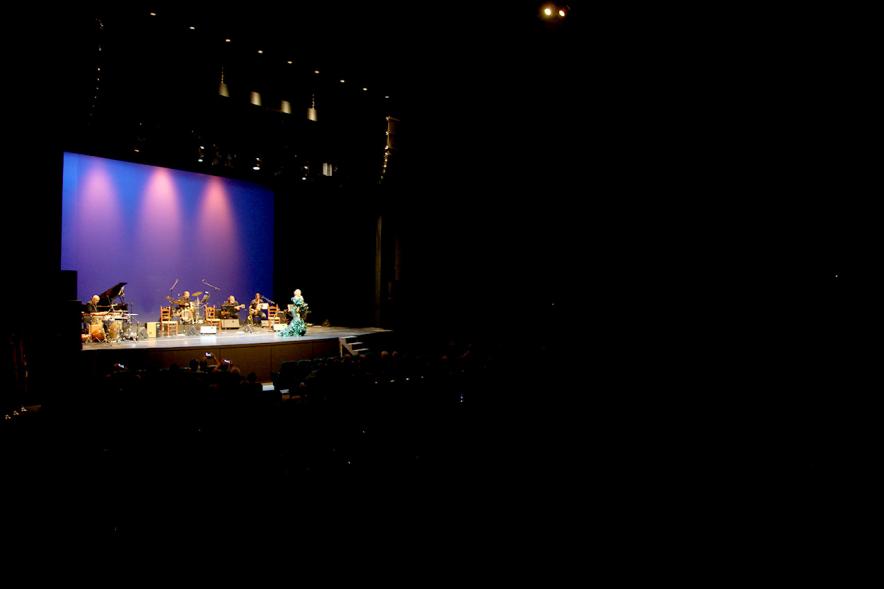 Semana del Mayor 2017 - Gala Homenaje a Nuestros Mayores - Imagen panorámica del del escenario en un momento de la actuación de la cantante.