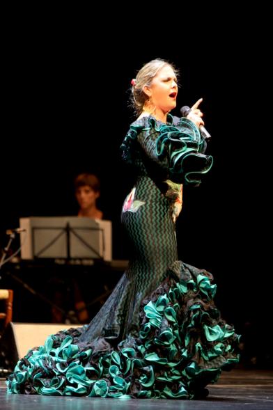 Semana del Mayor 2017 - Gala Homenaje a Nuestros Mayores - Imagen de un momento de la actuación de una cantante.