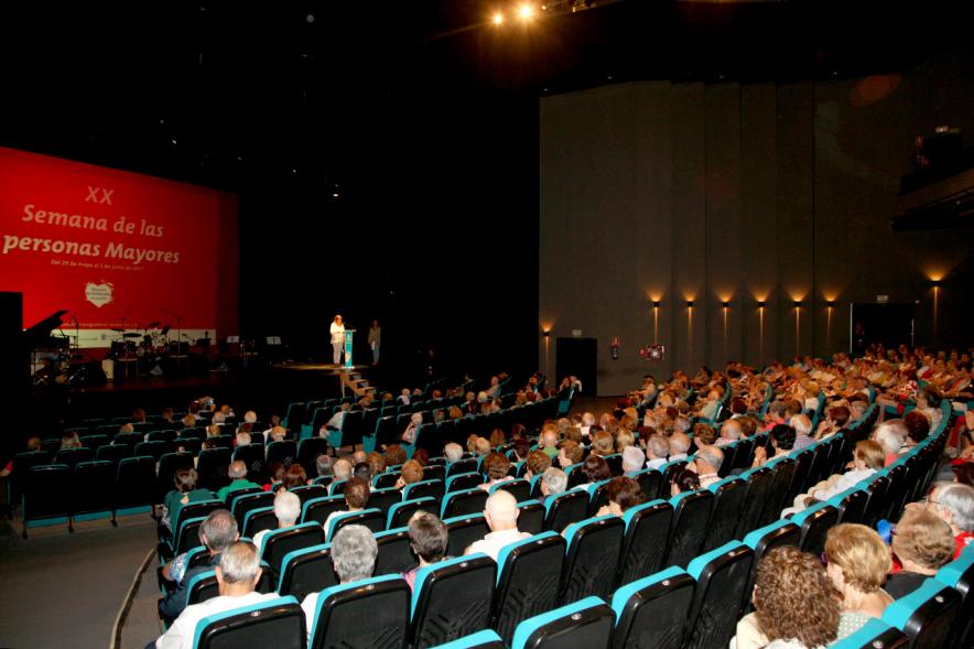Semana del Mayor 2017 - Gala Homenaje a Nuestros Mayores - Imagen panorámica del público asistente.