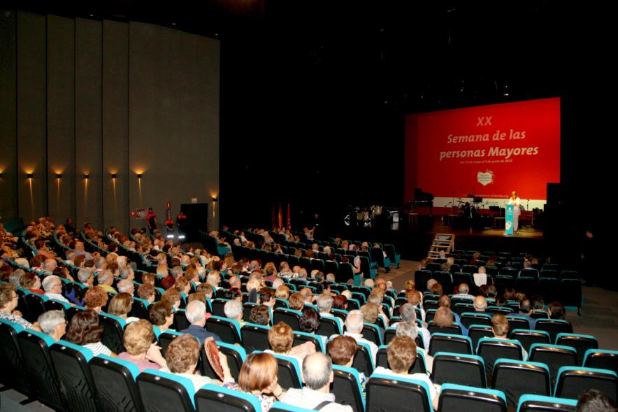 Semana del Mayor 2017 - Gala Homenaje a Nuestros Mayores - Imagen panorámica del del escenario en un momento de la actuación de la cantante.