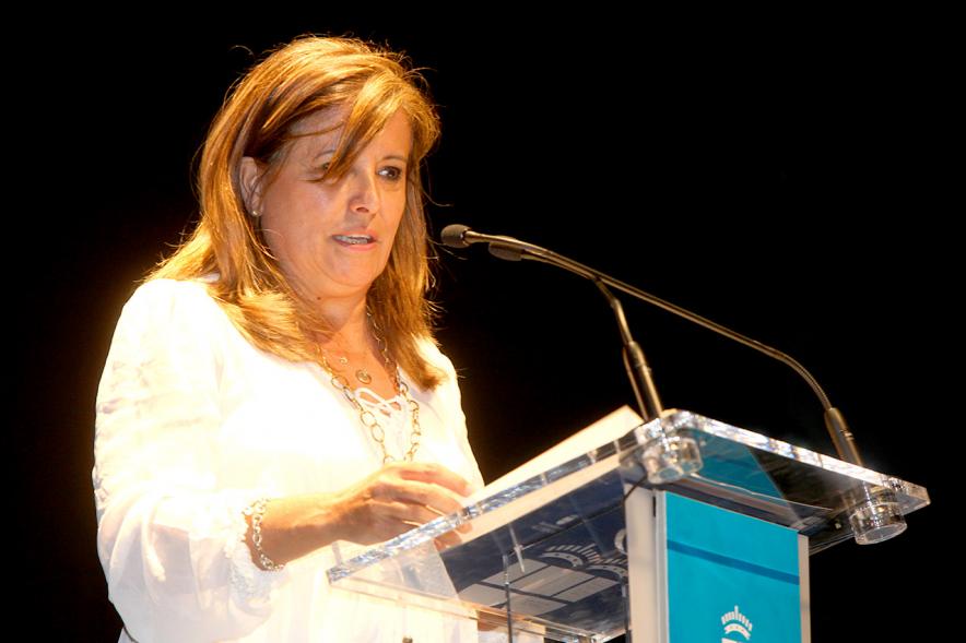 Semana del Mayor 2017 - Gala Homenaje a Nuestros Mayores - Imagen de una persona dirigiéndose al público asistente.