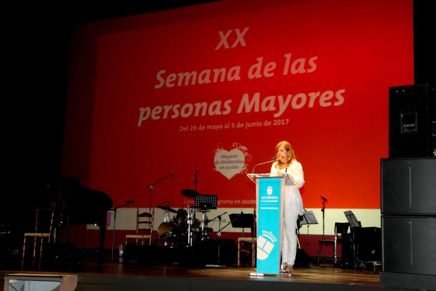 Semana del Mayor 2017 - Gala Homenaje a Nuestros Mayores - Imagen de una persona dirigiéndose al público asistente.