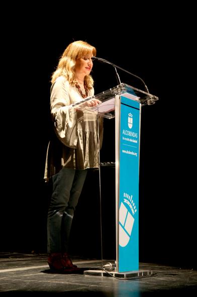 Semana del Mayor 2017 - Gala Homenaje a Nuestros Mayores - Imagen de una persona dirigiéndose al público asistente.