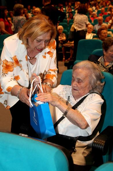 Semana del Mayor 2017 - Gala Homenaje a Nuestros Mayores - Imagen de una de las personas homenajeadas recibiendo  un obsequio.