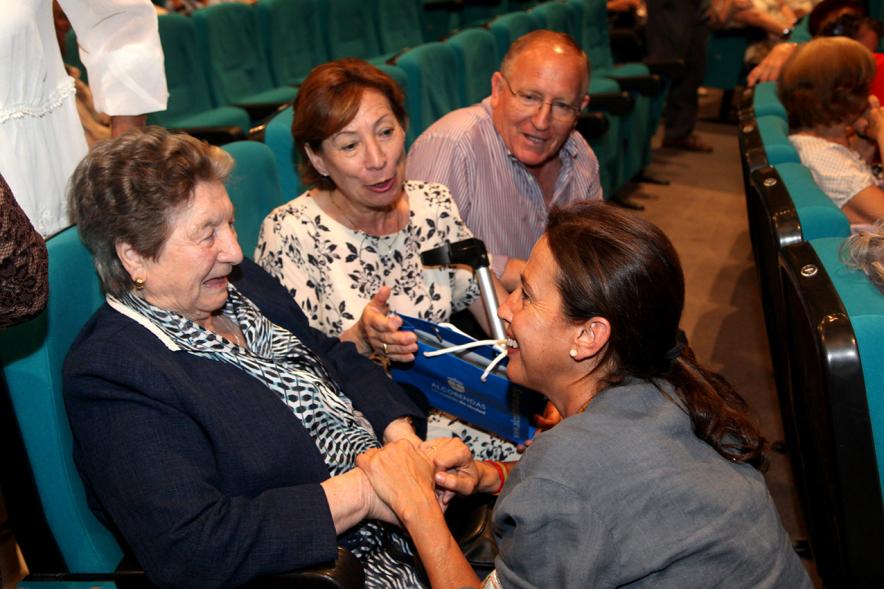 Semana del Mayor 2017 - Gala Homenaje a Nuestros Mayores - Imagen de una de las personas homenajeadas recibiendo  un obsequio.