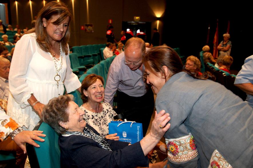 Semana del Mayor 2017 - Gala Homenaje a Nuestros Mayores - Imagen de una de las personas homenajeadas recibiendo  un obsequio.