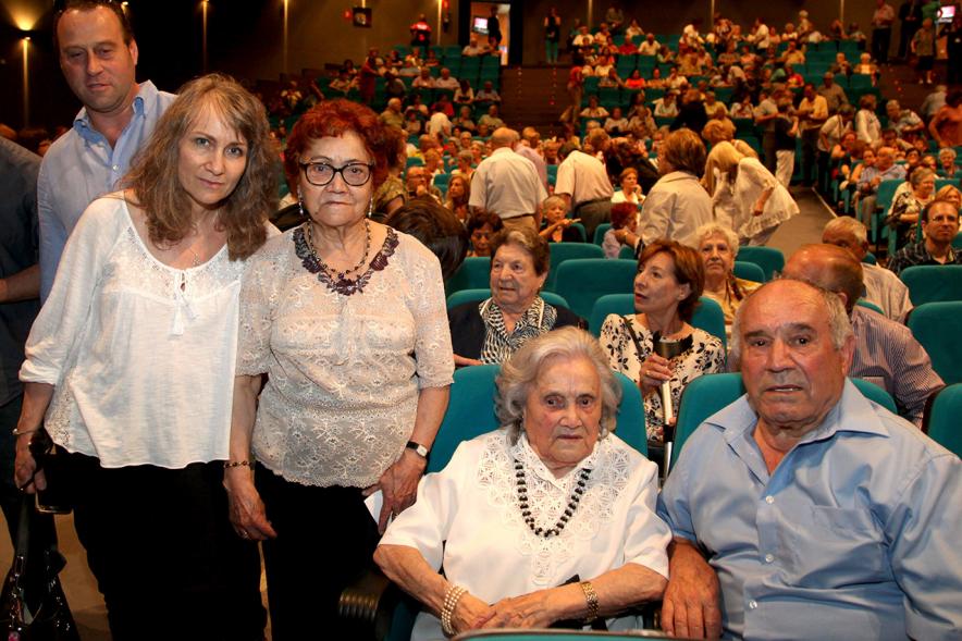 Semana del Mayor 2017 - Gala Homenaje a Nuestros Mayores - Imagen de algunas de las personas homenajeadas posando para la cámara.