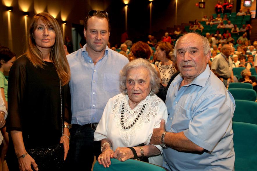 Semana del Mayor 2017 - Gala Homenaje a Nuestros Mayores - Imagen de algunas de las personas homenajeadas posando para la cámara.