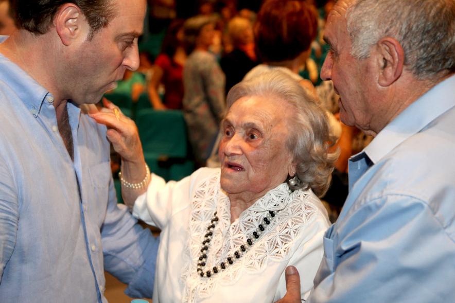 Semana del Mayor 2017 - Gala Homenaje a Nuestros Mayores - Imagen de algunas de las personas homenajeadas posando para la cámara.