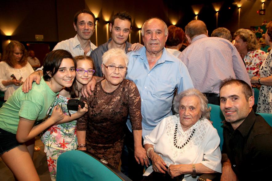Semana del Mayor 2017 - Gala Homenaje a Nuestros Mayores - Imagen de algunas de las personas homenajeadas posando para la cámara.