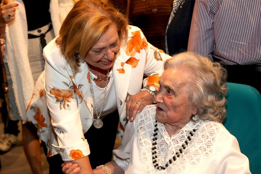 Semana del Mayor 2017 - Gala Homenaje a Nuestros Mayores - Imagen de algunas de las personas homenajeadas posando para la cámara.