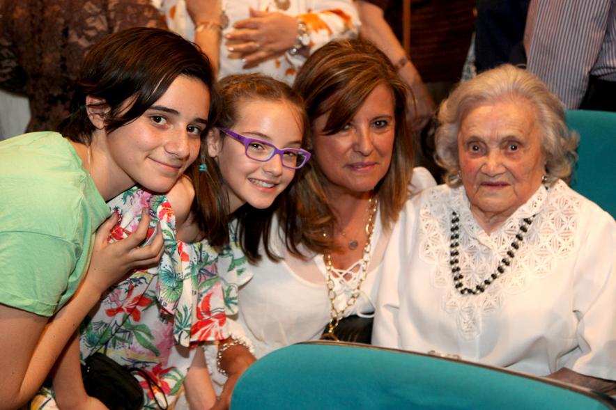 Semana del Mayor 2017 - Gala Homenaje a Nuestros Mayores - Imagen de algunas de las personas homenajeadas posando para la cámara.