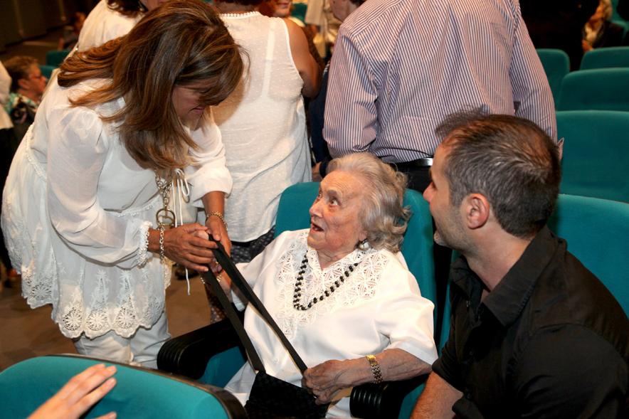Semana del Mayor 2017 - Gala Homenaje a Nuestros Mayores - Imagen de algunas de las personas homenajeadas posando para la cámara.