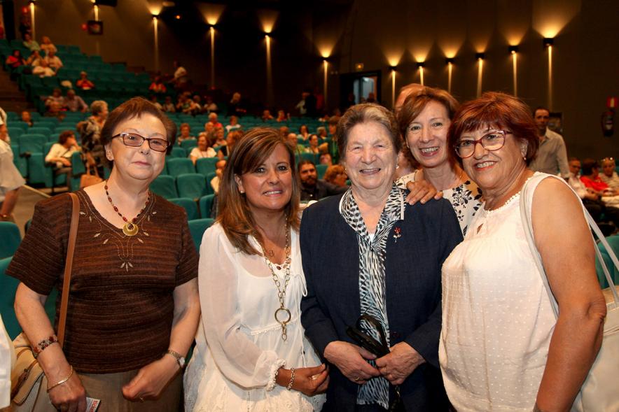 Semana del Mayor 2017 - Gala Homenaje a Nuestros Mayores - Imagen de algunas de las personas homenajeadas posando para la cámara.