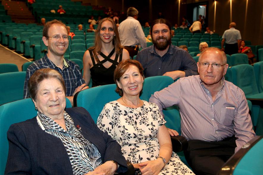 Semana del Mayor 2017 - Gala Homenaje a Nuestros Mayores - Imagen de algunas de las personas homenajeadas posando para la cámara.