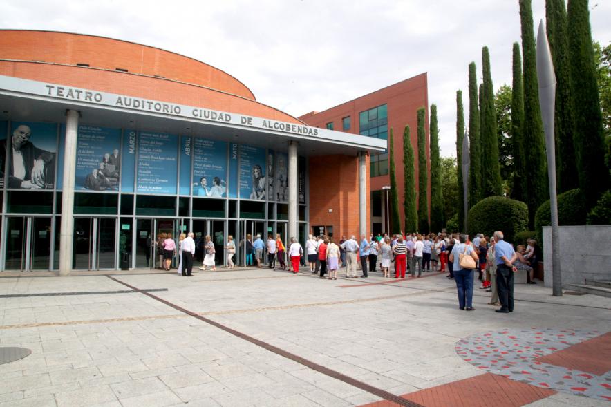 Semana del Mayor 2017 - Gala Homenaje a Nuestros Mayores - Imagen de personas entrando al TACA.
