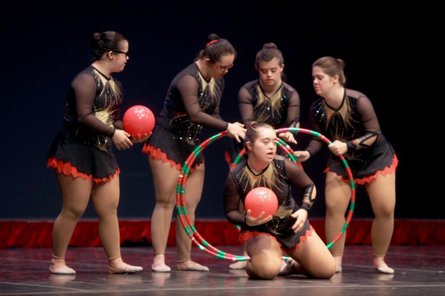 Gala FEMADDI - Imagen de actuación de un grupo de gimnastas rítmicas.