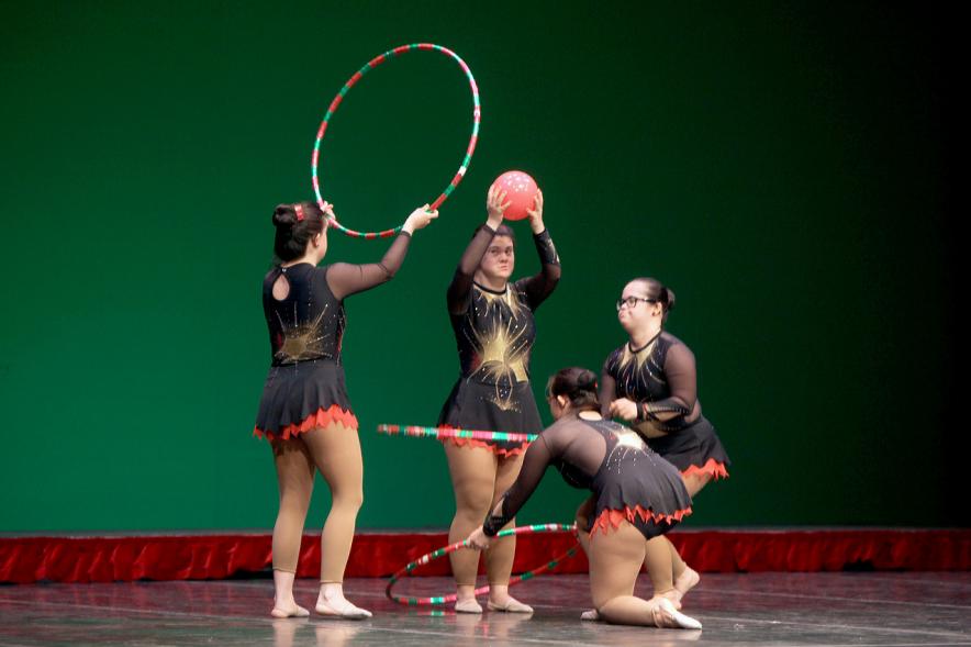 Gala FEMADDI - Imagen de actuación de un grupo de gimnastas rítmicas.