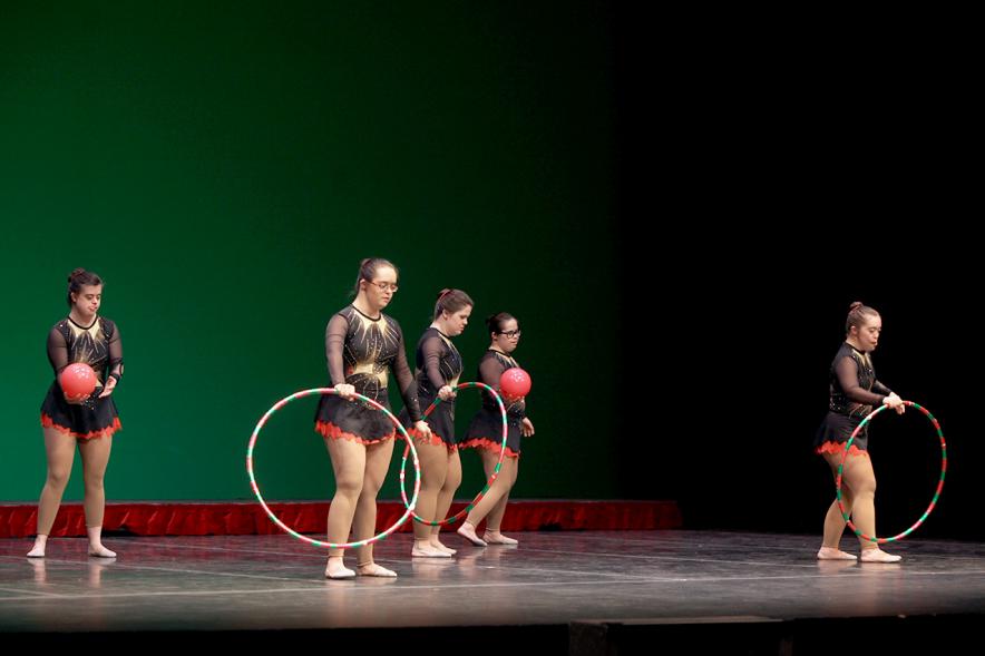 Gala FEMADDI - Imagen de actuación de un grupo de gimnastas rítmicas.
