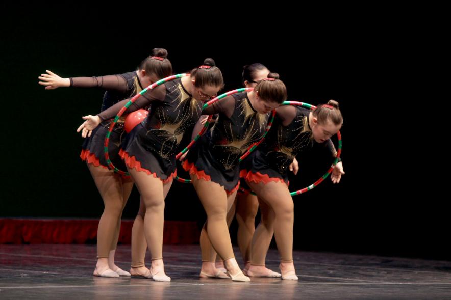 Gala FEMADDI - Imagen de actuación de un grupo de gimnastas rítmicas.