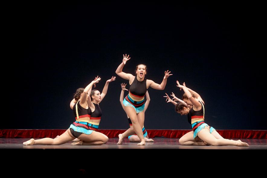 Gala FEMADDI - Imagen de actuación de un grupo de gimnastas rítmicas.