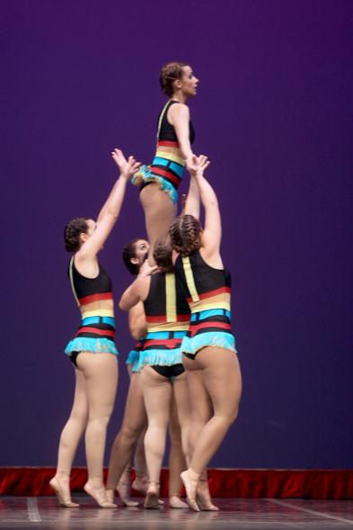 Gala FEMADDI - Imagen de actuación de un grupo de gimnastas rítmicas.