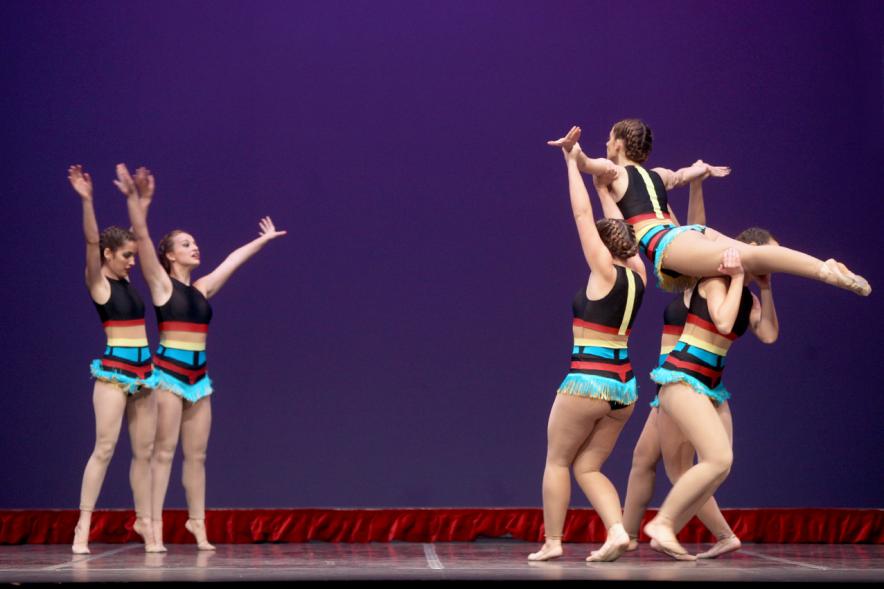 Gala FEMADDI - Imagen de actuación de un grupo de gimnastas rítmicas.