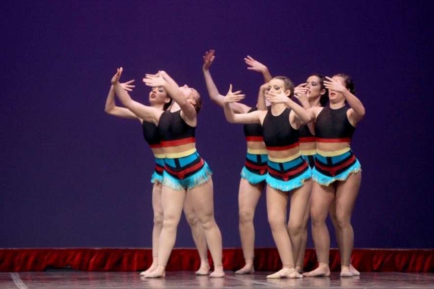 Gala FEMADDI - Imagen de actuación de un grupo de gimnastas rítmicas.