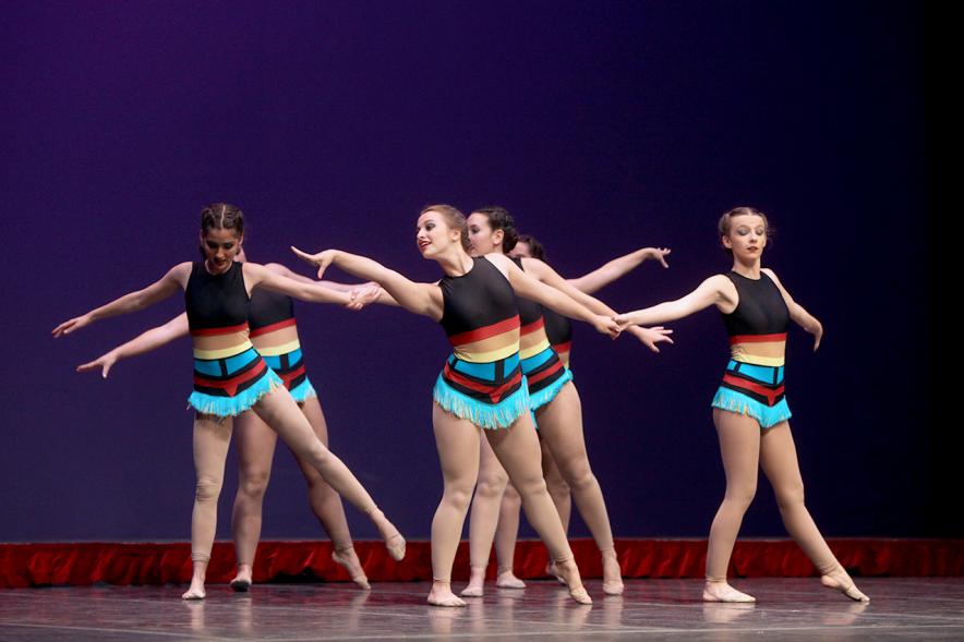 Gala FEMADDI - Imagen de actuación de un grupo de gimnastas rítmicas.