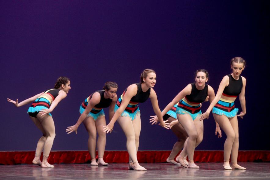 Gala FEMADDI - Imagen de actuación de un grupo de gimnastas rítmicas.