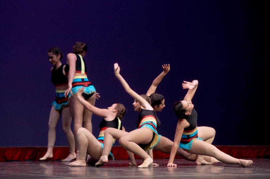 Gala FEMADDI - Imagen de actuación de un grupo de gimnastas rítmicas.