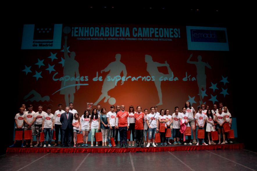 Gala FEMADDI - Imagen de personas en el escenario.