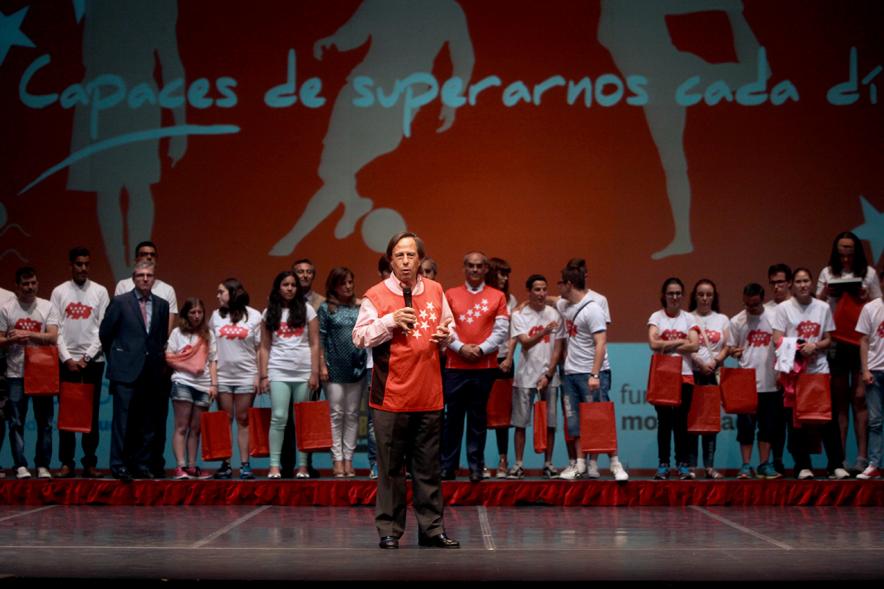 Gala FEMADDI - El alcalde García de Vinuesa dirigiéndose al público asistente al acto.